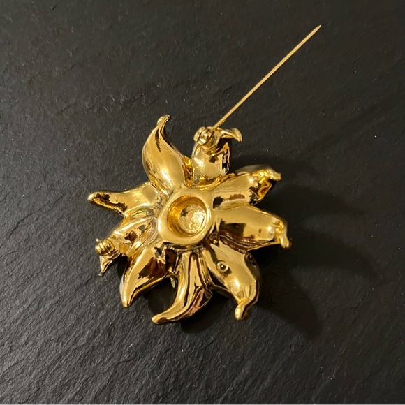 Big Avon Gold Tone Poinsettia Flower Faux Pearl Signed Brooch - Picture 10 of 10